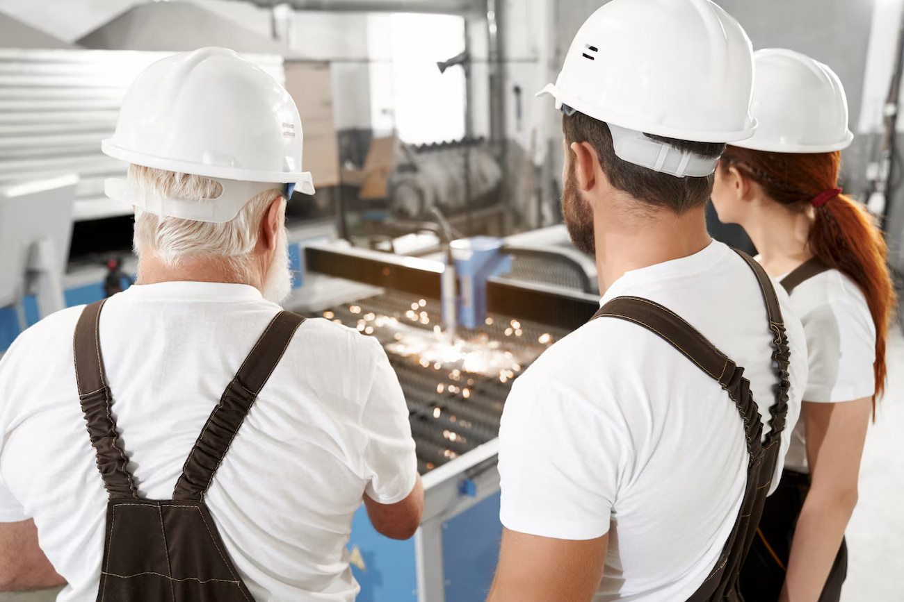 ingenieros-observando-plasma-laser-cortando-metal_7502-4477