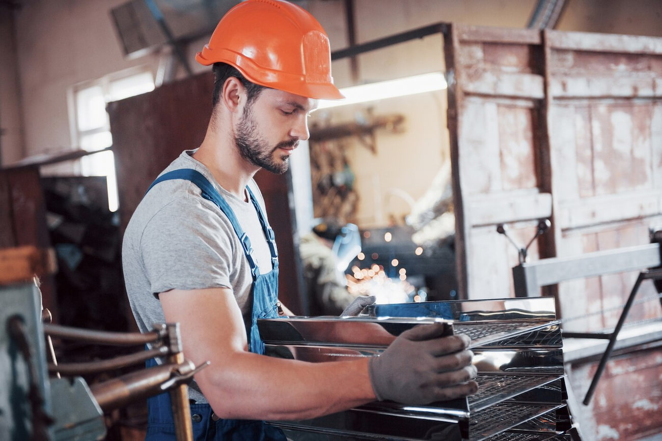 retrato-joven-trabajador-casco-gran-fabrica-reciclaje-residuos_146671-19588