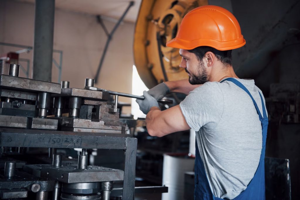 retrato-joven-trabajador-casco-gran-planta-metalurgica_146671-19533 (1)