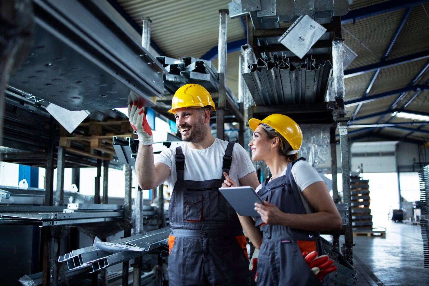 trabajadores-fabrica-que-controlan-inventario-tableta-almacen-industrial-lleno-piezas-metalicas_342744-212