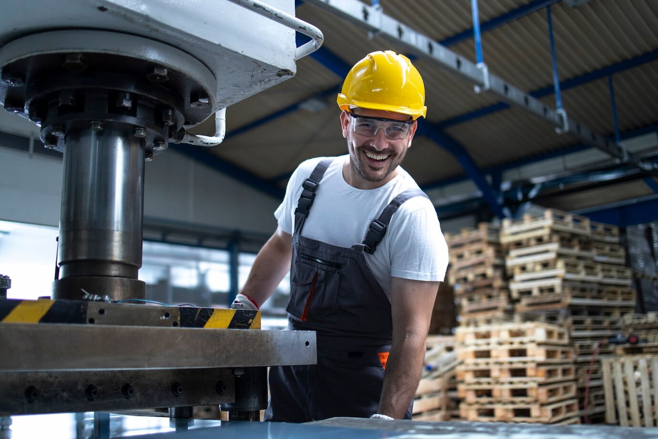 retrato-trabajador-fabrica-brazos-cruzados-pie-junto-maquina-perforacion-planta-industrial_342744-111